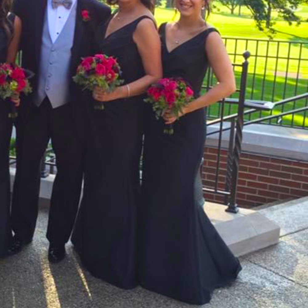 Black Sleeveless V-Neck Bridesmaid Gown